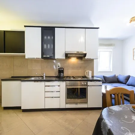Tija Two Bedroom With Balcony And Partial Sea View Apartman