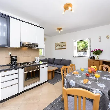 Tija Two Bedroom With Balcony And Partial Sea View דוברובניק