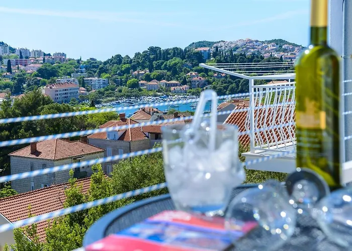 Tija Two Bedroom With Balcony And Partial Sea View Lägenhet